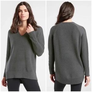 ATHLETA Hanover Refined V-Neck Merino Wool Sweater In Charcoal Grey. Size XS